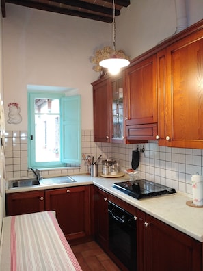 Dishwasher, coffee/tea maker, cookware/dishes/utensils