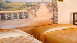 Ein Schlafzimmer mit großem Fenster, einem Balkon mit Geländer und Blick auf eine Landschaft.