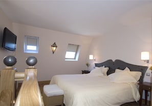 Double Room | Minibar, in-room safe, desk, rollaway beds - Hôtel de France (Mende)