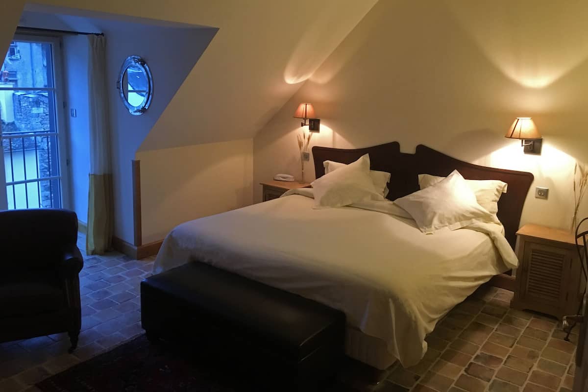 Comfort Double Room | Bar mini, peti besi dalam bilik, meja, katil lipat simpan/tambahan