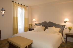 Habitación doble | Minibar, caja de seguridad en la habitación, escritorio y camas extra 