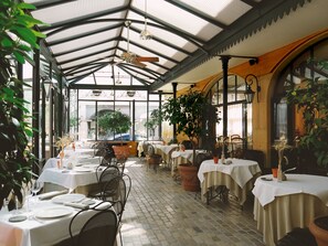 ランチ、ディナーに営業