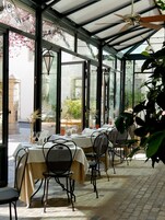 供应午餐和晚餐