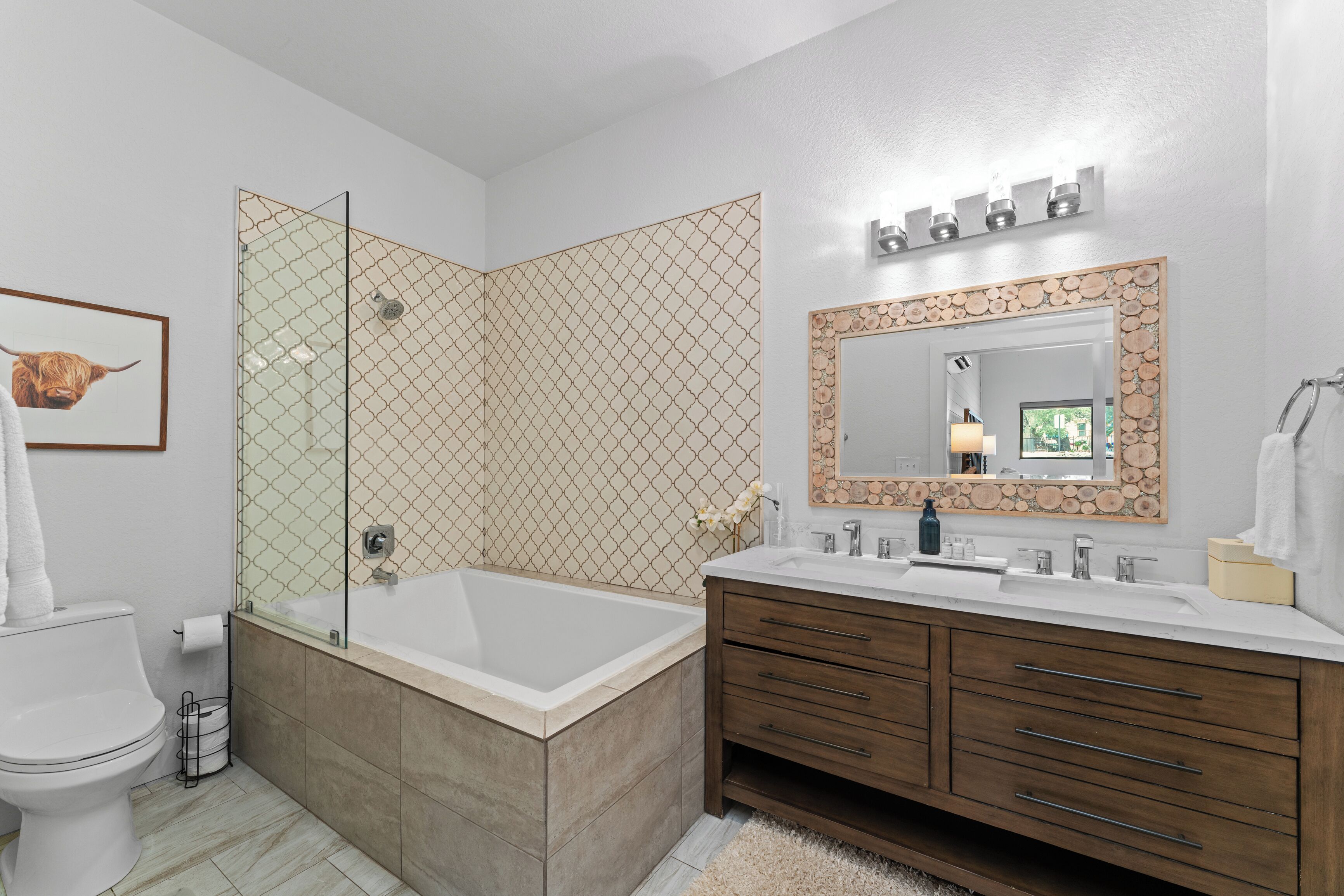 Secador de pelo, toallas, jabón, shampoo