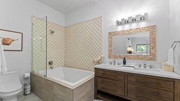 Secador de pelo, toallas, jabón, shampoo