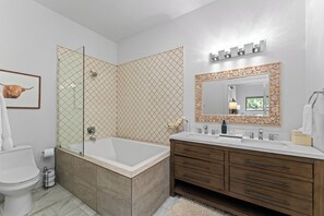 Secador de pelo, toallas, jabón, shampoo