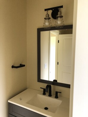 Combined shower/bathtub, hair dryer, towels, soap - Newer Construction 5 Bd/ 3.5 Ba  4 blocks from Hayward Field (Eugene)