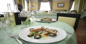 ランチ、ディナーに営業 (イタリア料理)