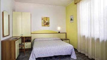 Una cassaforte in camera, culle/letti per bambini (a pagamento)