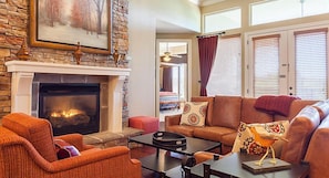 Televisor, llar de foc i reproductor de DVD