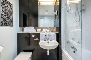 Bañera, secador de pelo, toallas y jabón
