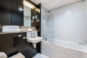Bañera, secador de pelo, toallas y jabón