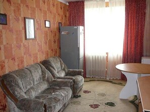 Departamento | Cocina privada | Refrigerador, microondas, horno y parrilla de estufa 