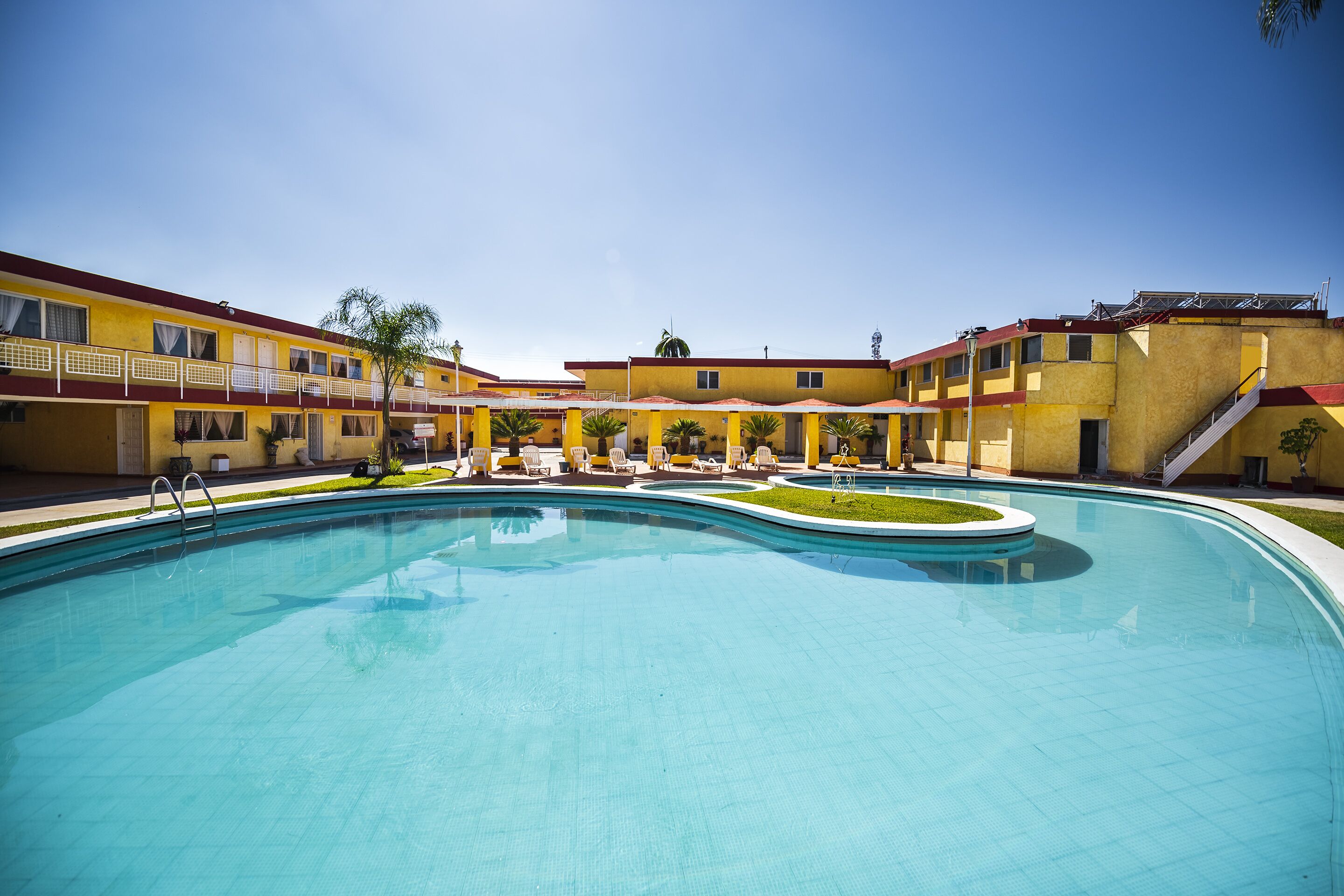 สระว่ายน้ำกลางแจ้ง