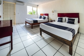 Habitación estándar, 2 camas matrimoniales | Escritorio, insonorización, wifi gratis y ropa de cama 