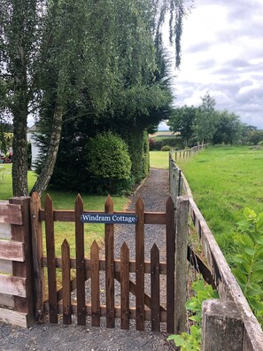 Una puerta de madera con un letrero que dice 'Windram Cottage'.