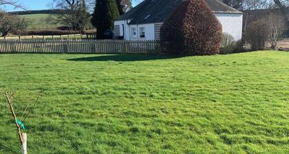 Tyylikäs mukava itsepalveluperiaatteella toimiva mökki. Skotlannin rajojen sydämessä