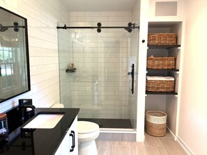 Bathtub, hair dryer, towels, soap - Beautiful Family Home Nestled In The Heart Of Sagaponack (Sagaponack)