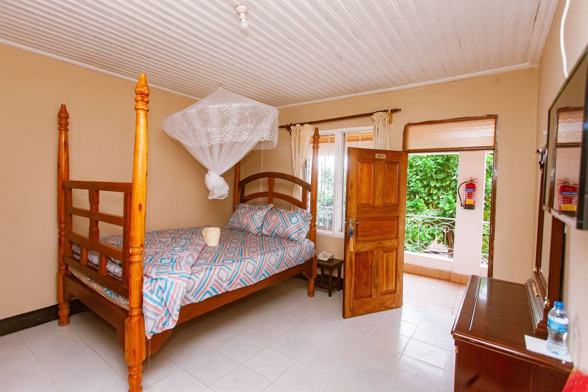 Executive Double Room, Balcony | Free WiFi, bed sheets