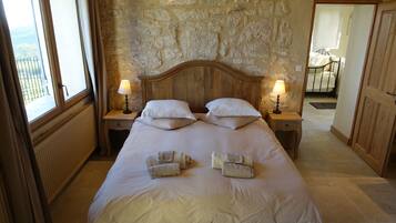 1 chambre, bureau, fer et planche Ă repasser, lit parapluie