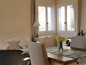 Living area - Award winning 2 person luxury cottage on organic estate with wine school on site (Saussignac)