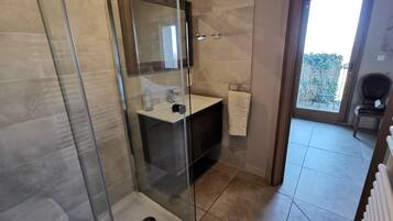 Douche, sĂšche-cheveux, serviettes fournies, papier toilette