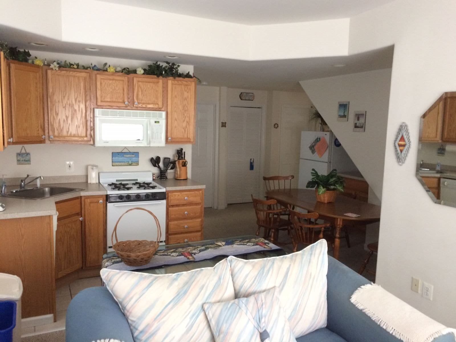 Fridge, microwave, dishwasher, coffee/tea maker