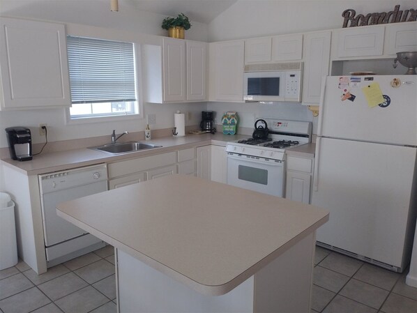 Condo | Private kitchen | Fridge, microwave, dishwasher, coffee/tea maker - Ww315 East Pine Ave-b (Wildwood)