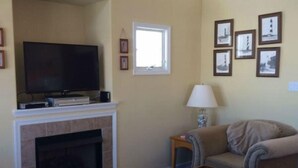 Living room - Ww214 East Glenwood Ave-2nd Floor (Wildwood)