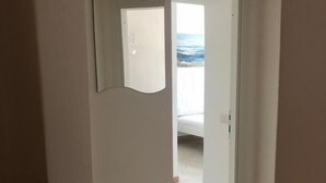 Un passadís que condueix a una habitació amb vista a l'oceà.