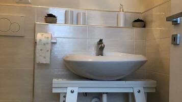 City Double Room | Bathroom | Shower, free toiletries, bathrobes, bidet