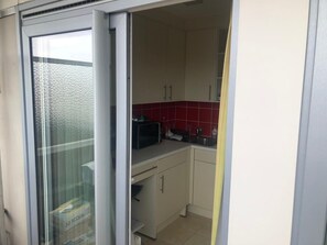 電子レンジ、コーヒー / ティーメーカー、調理器具と食器