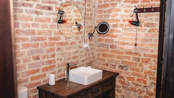Chuveiro, secador de cabelo, toalhas de banho, sabonete