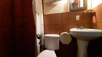 Habitación superior | Baño | Regadera, secadora de cabello, toallas, jabón