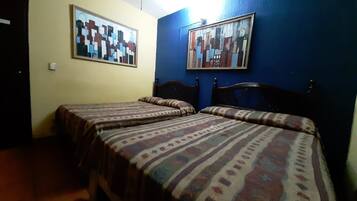 Habitación estándar, 2 camas Queen size | Wifi gratis y ropa de cama