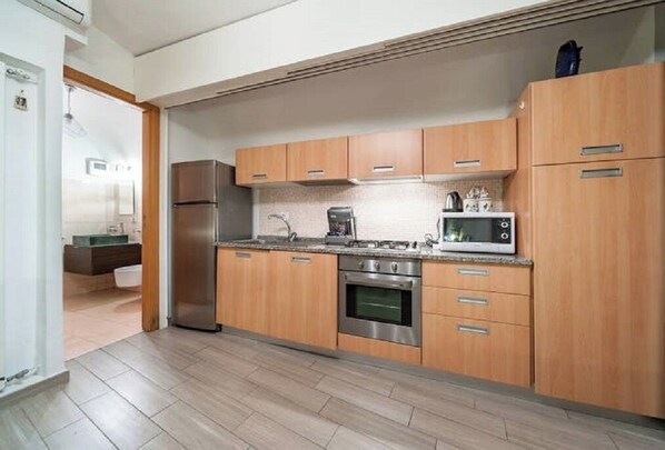 Microwave, oven, stovetop, coffee/tea maker