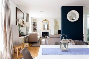Espacio para trabajar con laptop y tabla de planchar con plancha