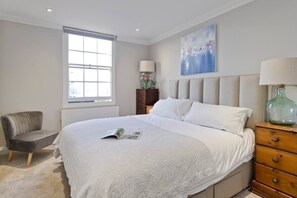 2 عدّة غرف نوم ومساحة عمل للكمبيوتر المحمول ومكواة/لوح كي وملاءات أسرّة