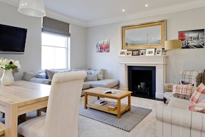 TV - Charming 2-bed Zone 1 Apt. - Walk to Palace! (London)