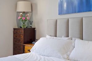 2 bedrooms, laptop workspace, iron/ironing board, bed sheets - Charming 2-bed Zone 1 Apt. - Walk to Palace! (London)