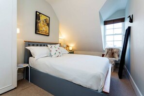 Iron/ironing board, bed sheets