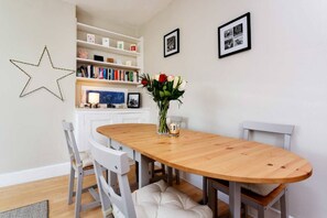 Oven, cookware/dishes/utensils - Charming 2 Bed Wandsworth Apartment (London)