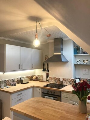 Oven, cookware/dishes/utensils
