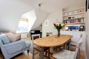 TV - Charming 2 Bed Wandsworth Apartment (London)