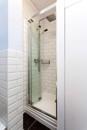 Bathroom - Charming 2 Bed Wandsworth Apartment (London)