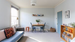 Living room - Delightful, Bohemian 2-bed Apt. 5 Mins From Tube (London)