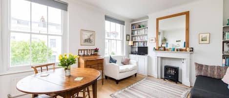 Apartment (1 Bedroom) | Wohnzimmer