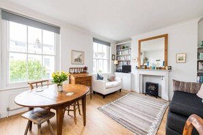 Apartment (1 Bedroom) | Living room | 22-inch TV with cable channels, fireplace - Cosy and Bright 1 Bed Apartment in Pimlico (London)