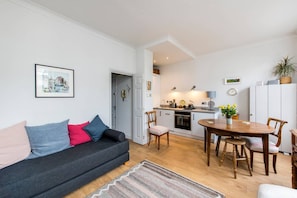 A modern apartment with a living room, dining area, and kitchen. - Cosy and Bright 1 Bed Apartment in Pimlico (London)