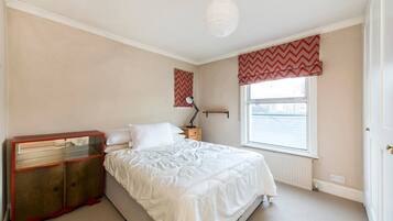 2 bedrooms, iron/ironing board, bed sheets